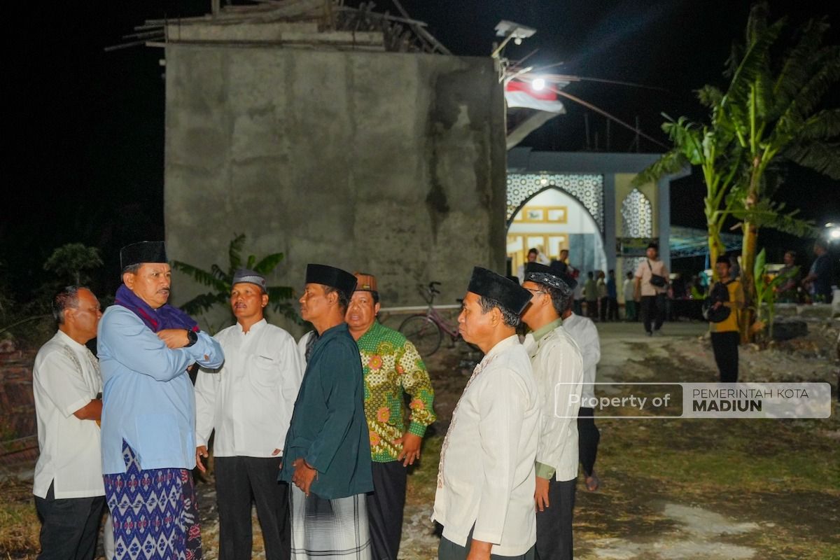 Foto 8 dari 8: Salat Isya di Masjid Baitul Jannah, Wali Kota Setujui Bantuan Pembangunan Rp 50 Juta