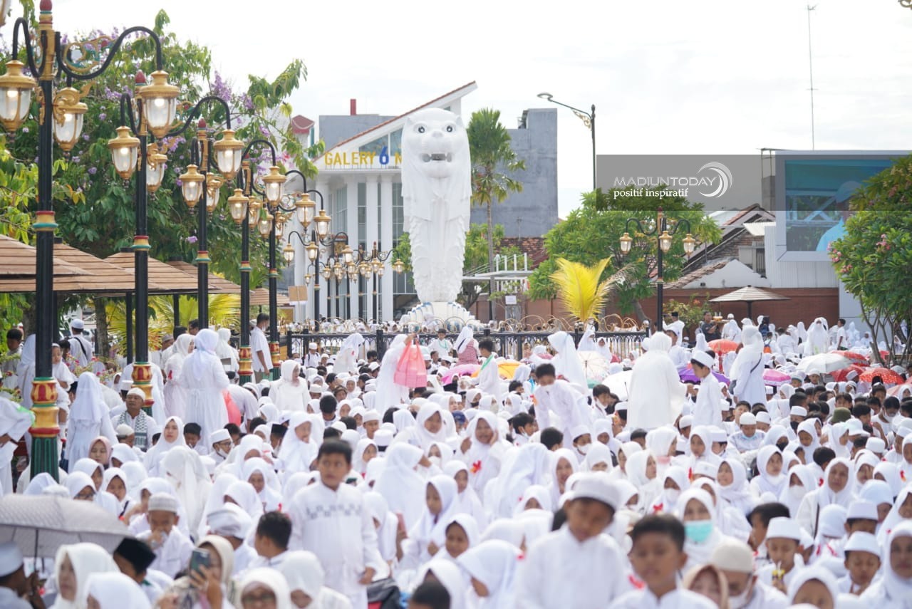 Foto 6 dari 11: Jalan Pahlawan Memutih, Ada 20 Ribu Lebih Jamaah Hadiri Pengajian Akbar Peringatan Hari Santri