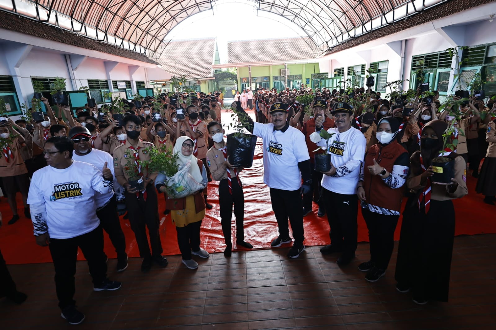 Gencarkan Upaya Tekan Inflasi, Wali Kota Bagi Bibit Tanaman Ke Sekolah Hingga Bagi Minyak Kepada Lansia