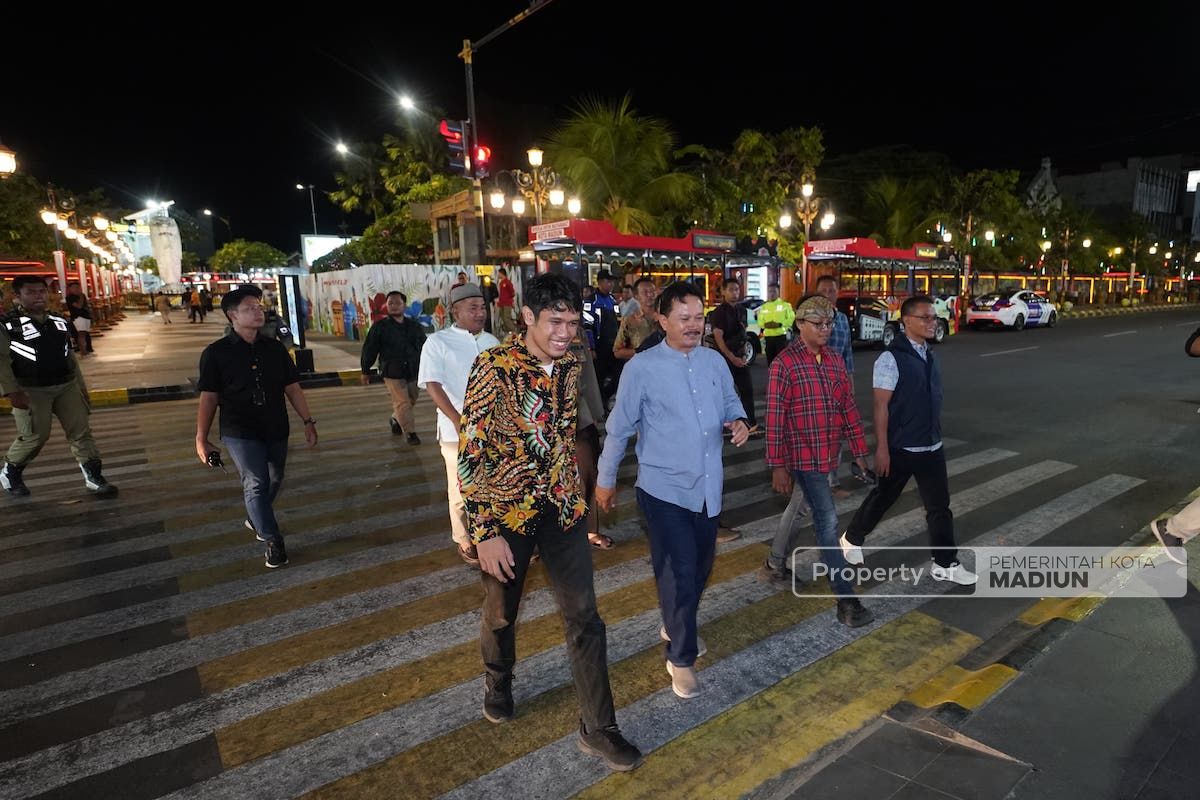 Foto 3 dari 6: Terima Anugerah Patriot Jawi Wetan 2023, Wali Kota Ajak Tim Juri Keliling Kota
