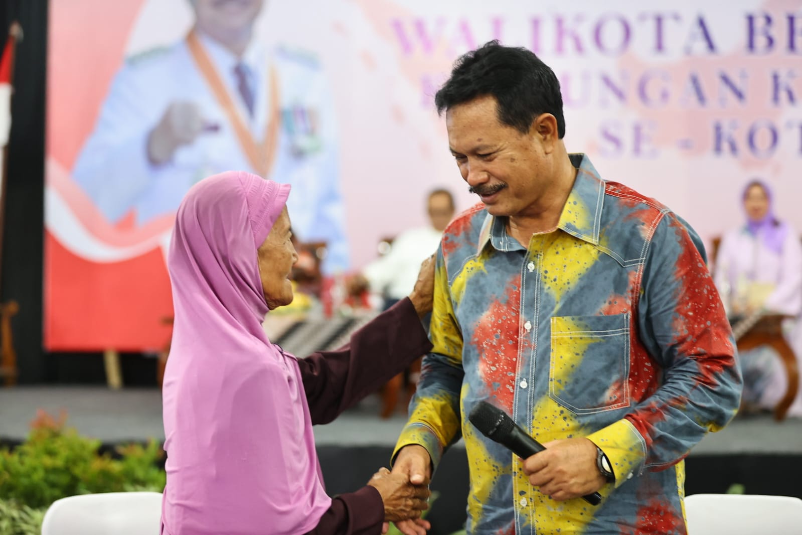 Foto 1 dari 9: Usai Diresmikan, Wali Kota Dr. Maidi Langsung Gelar WBR di Pondok Lansia