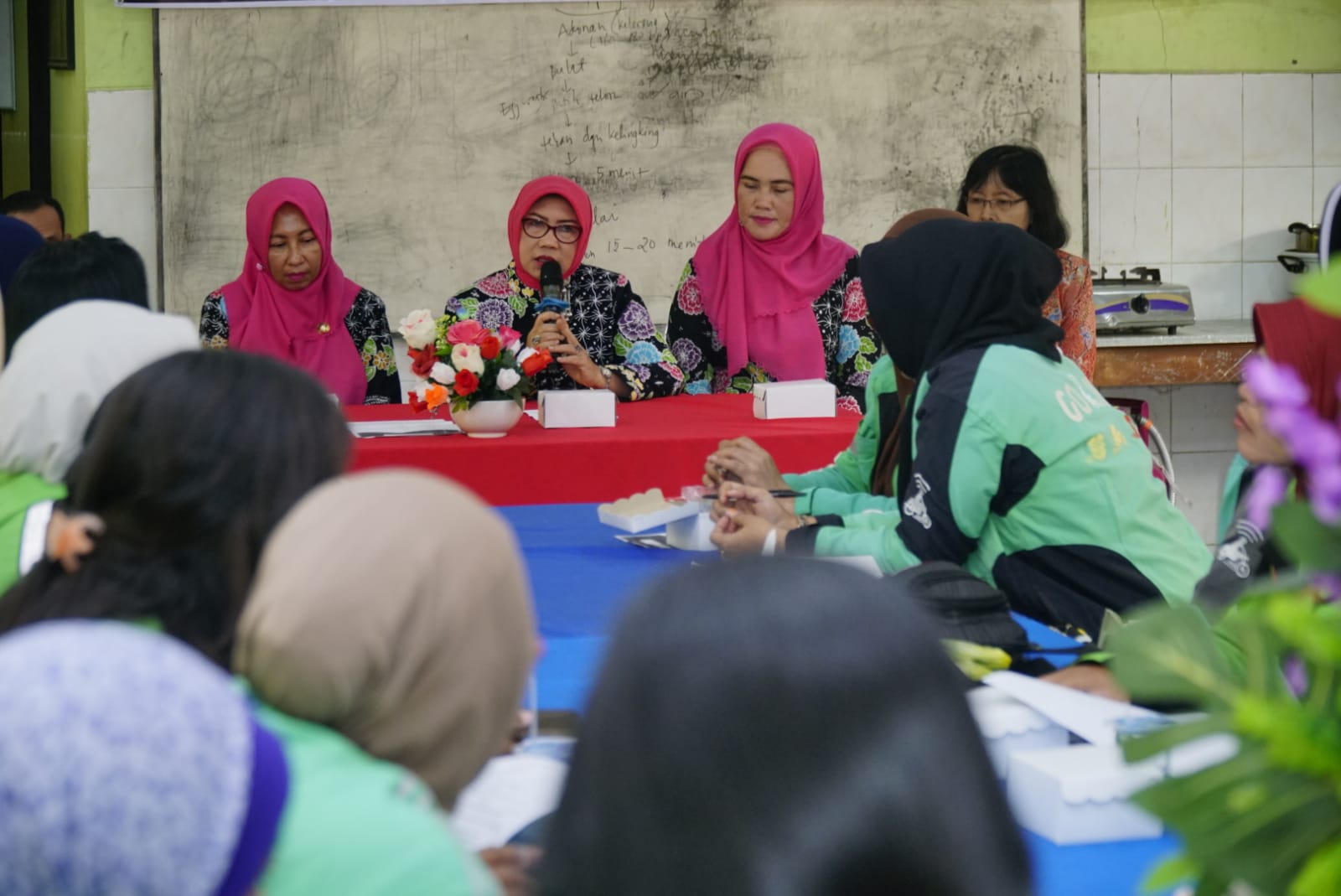 Foto 5 dari 11: Tambah Skill Driver Ojol Perempuan, Dinsos PPPA Gelar Pelatihan Memasak