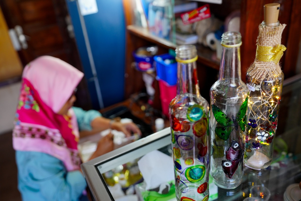 Foto 3 dari 9: Cantiknya Glass Painting Berhias Lampu Karya Myartin Indriawatie