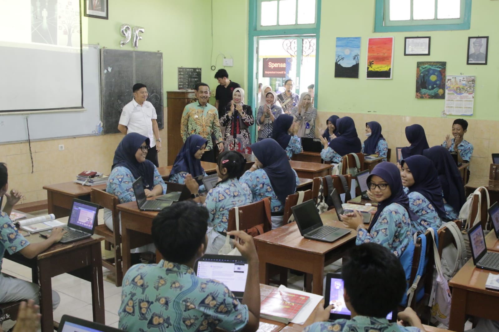 Foto 4 dari 12: Belajar Penerapan Chromebook, Pj Bupati dan Puluhan Kepala Sekolah se-Kabupaten Sinjai, Studi Banding ke Kota Madiun