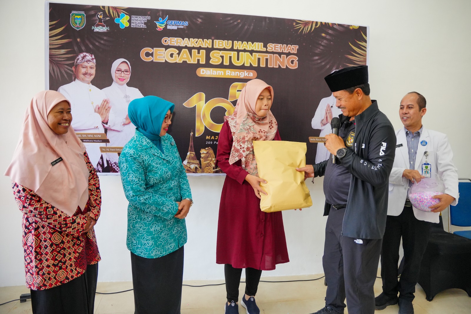 Foto 2 dari 5: Hari Jadi ke-105, Pemkot Madiun Khitankan 218 Anak Secara Gratis Hingga Pemeriksaan Ibu Hamil dan Anak Stunting