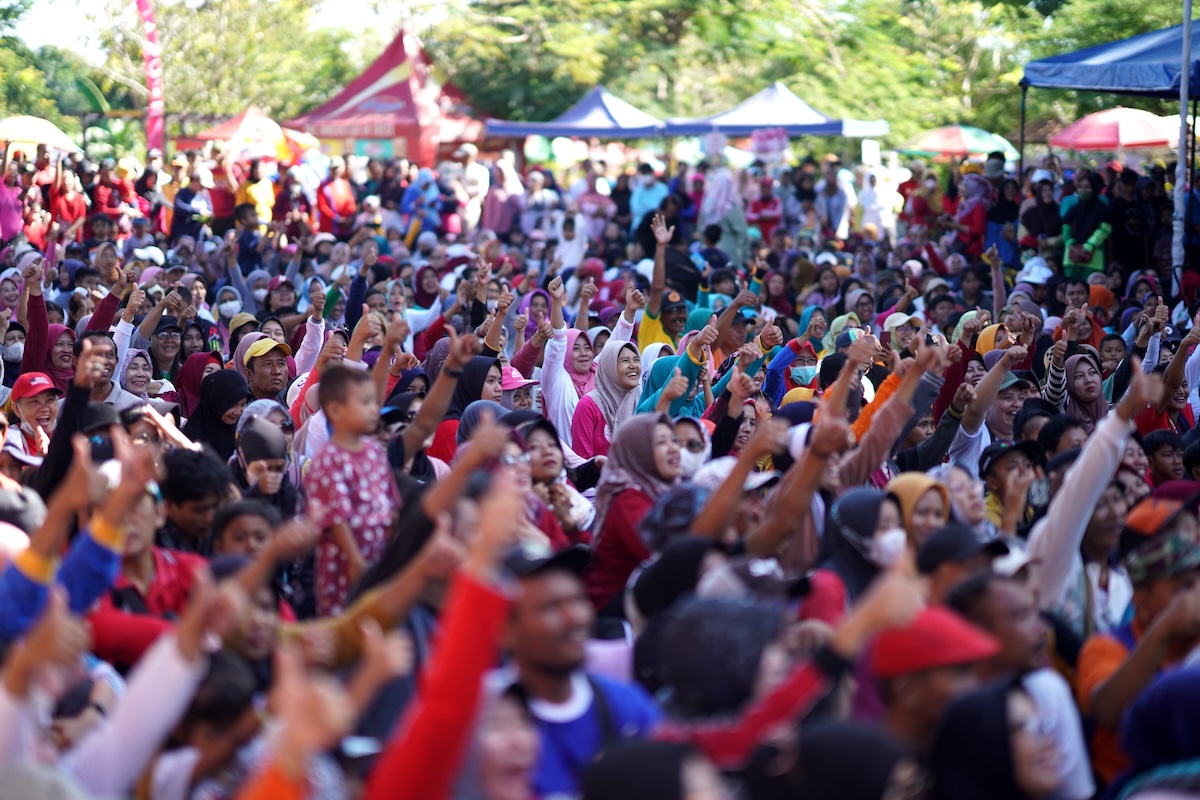 Foto 7 dari 9: Ribuan Warga Ikut Ramaikan Jalan Sehat Bersama Wali Kota Dr. Maidi