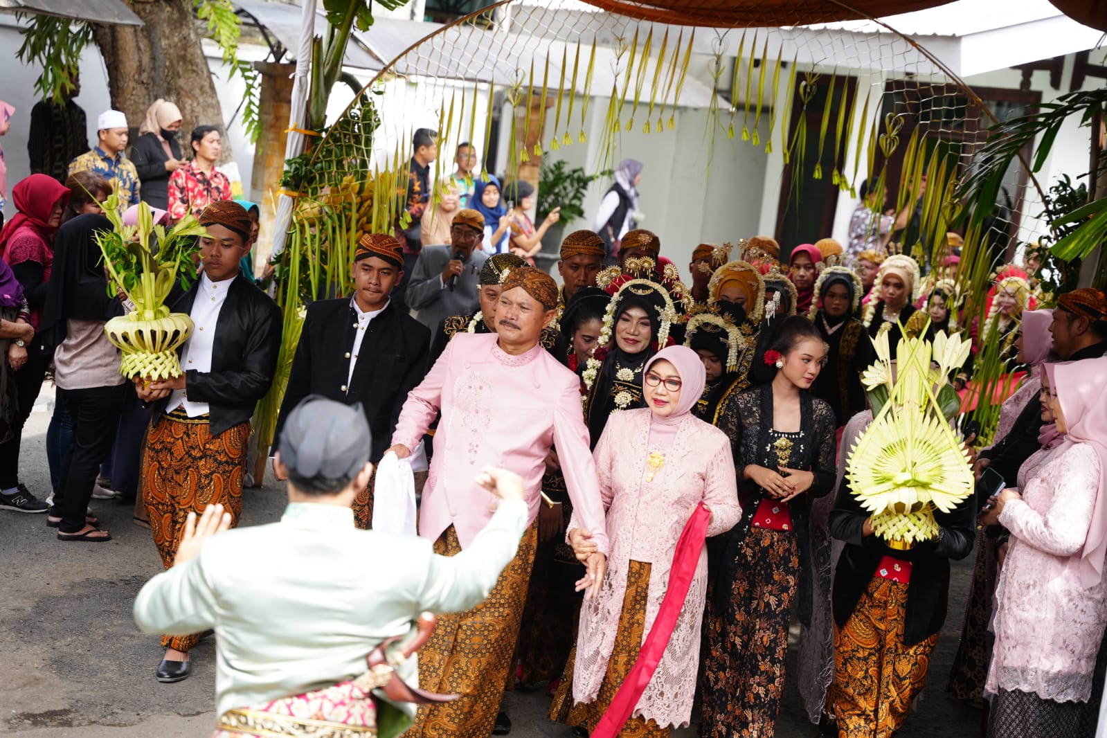 Foto 3 dari 4: Pimpin Prosesi Temu Manten Nikah Massal, Wali Kota Pesan Pengantin Jaga Harmonisasi Rumah Tangga