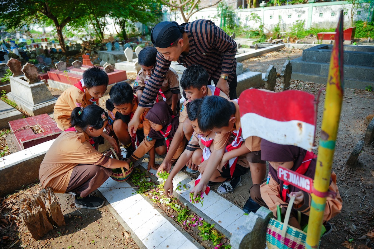 Jelang Hari Pahlawan, Siswa SDN 01 Nambangan Lor Ziarah Makam Pejuang Di Pemakaman Umum