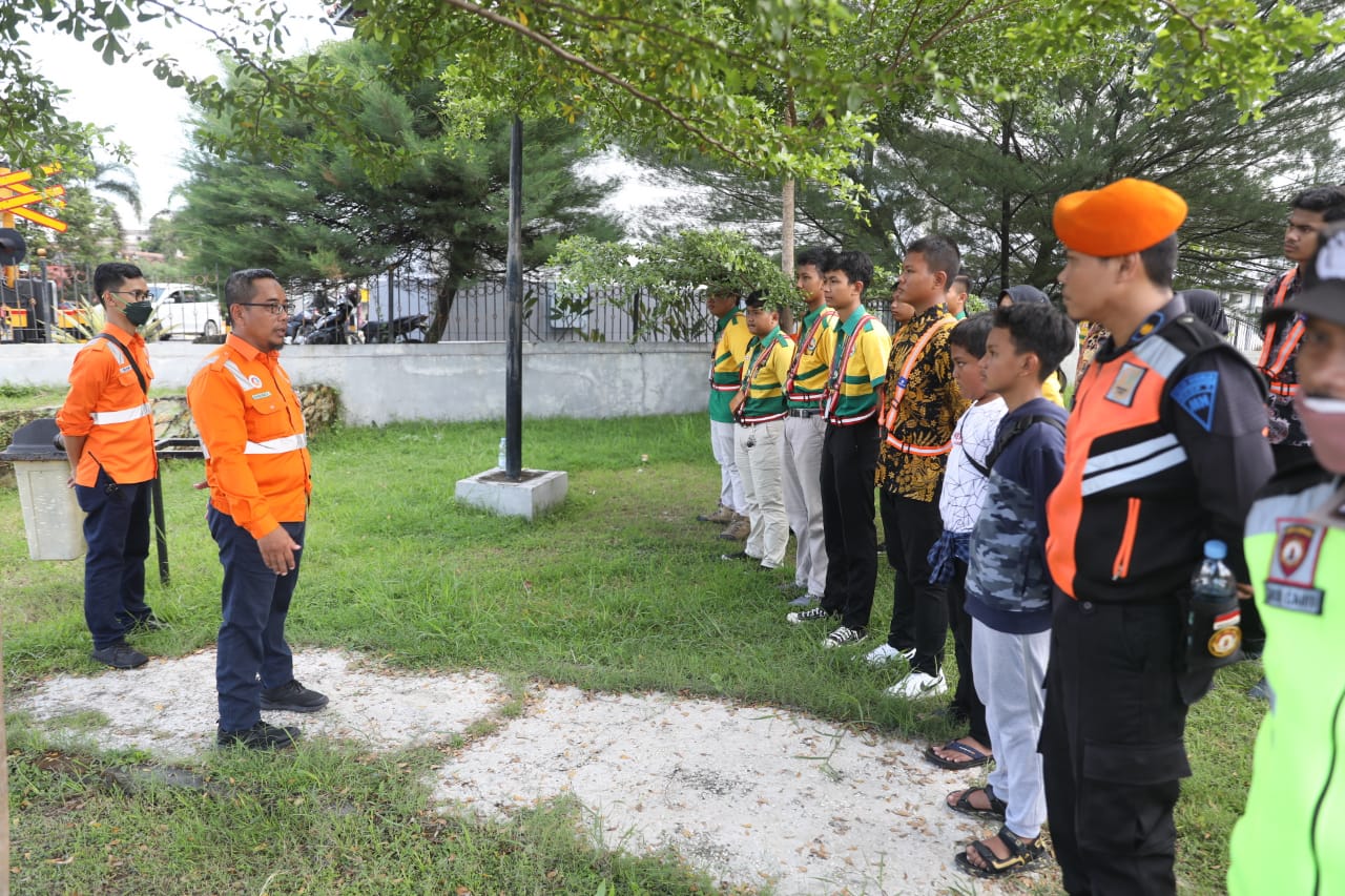 Foto 5 dari 8: Antisipasi Kecelakaan, Daop 7 Gandeng Komunitas Railfans Sosialisasi Keselamatan Di Perlintasan KA