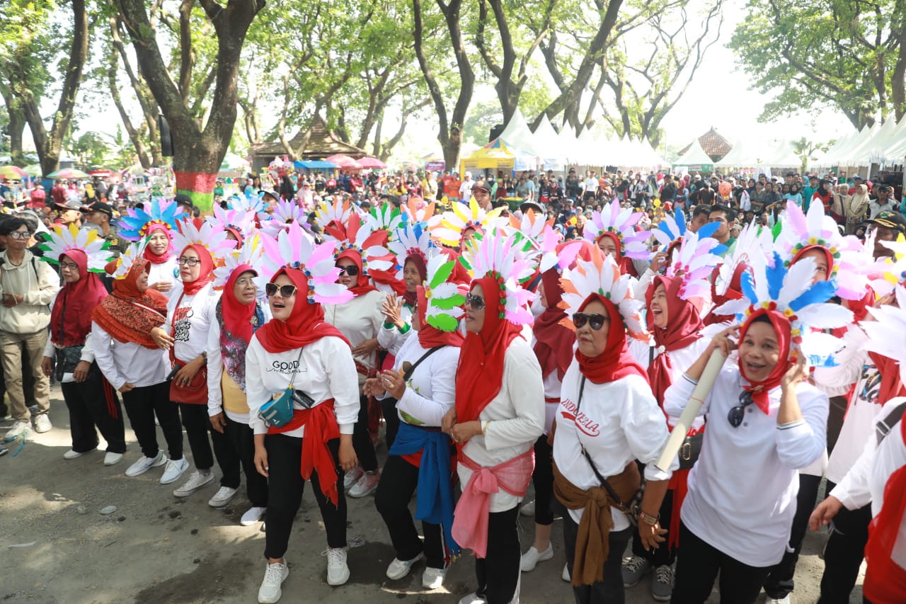 Foto 25 dari 28: Jalan Santai Bersama Warga Taman, Wali Kota : Perayaan Ini Untuk Masyarakat
