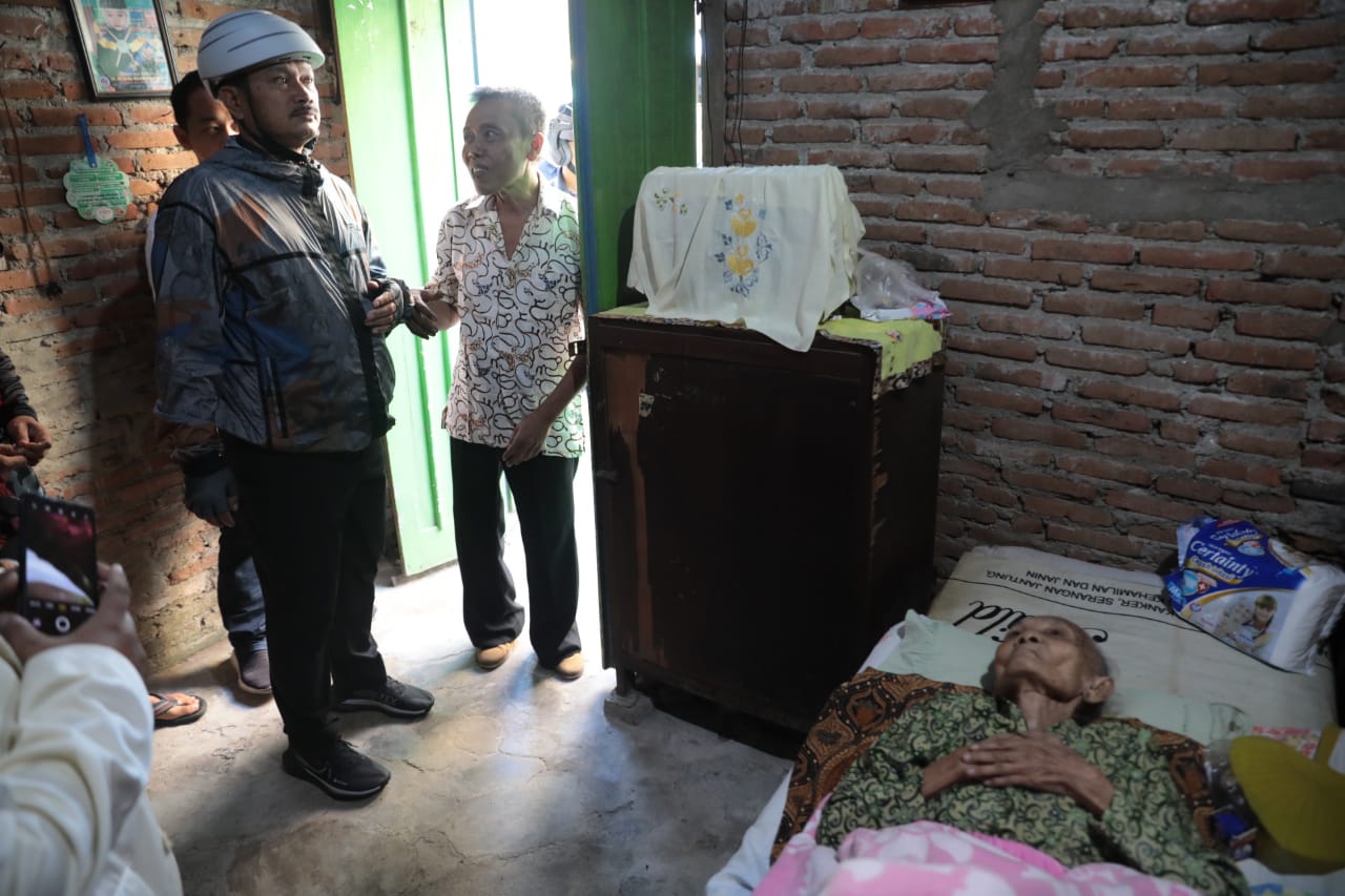 Foto 3 dari 5: Kerap Turun Langsung Melayani Masyarakat, Wali Kota: Pemimpin Harus Tahu Perasaan yang Dipimpin