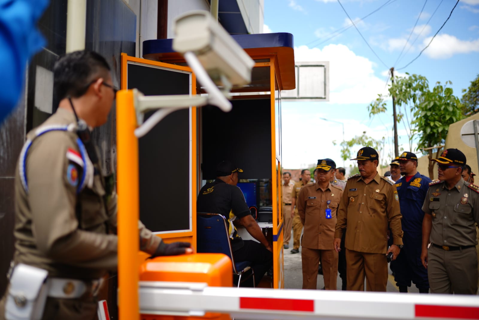 Foto 3 dari 8: Wali Kota Cek Portal Parkir Baru Di PBM