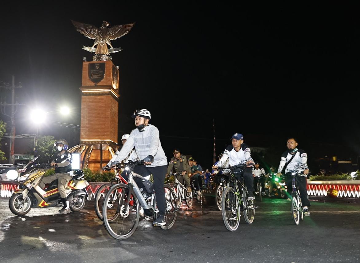 Foto utama berita: Tak Hanya Pagi, Wali Kota Ajak OPD Cek Ketertiban dan Fasum Lewat Gowes Malam