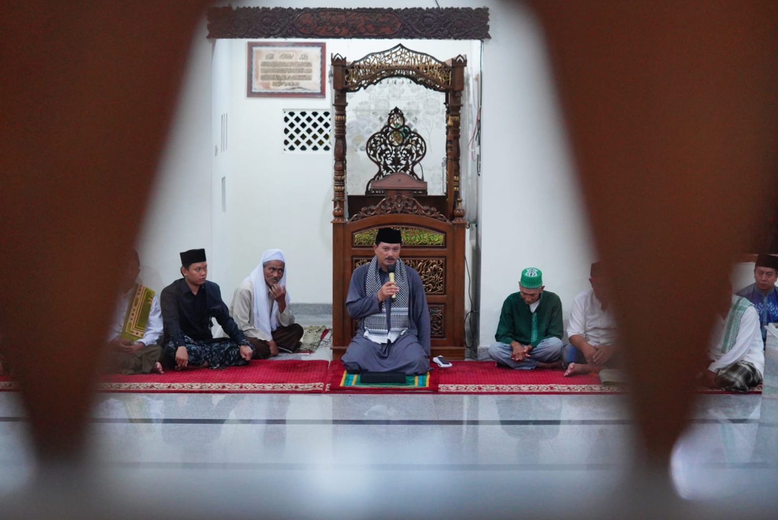 Salat Isya dan Tarawih di Masjid Kuncen, Wali Kota Harapkan Kerukunan Terjaga