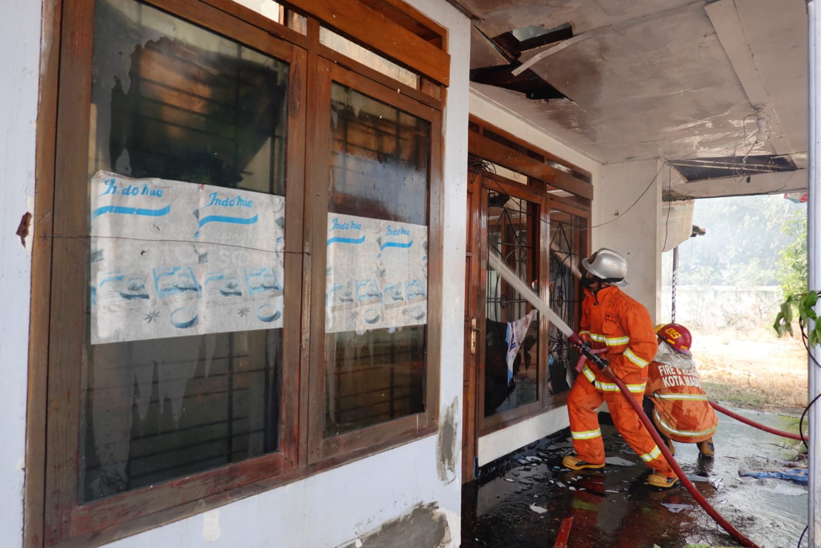 Foto 6 dari 8: Dua Kejadian Kebakaran Dalam Sehari, Petugas Damkar Imbau Masyarakat Waspada