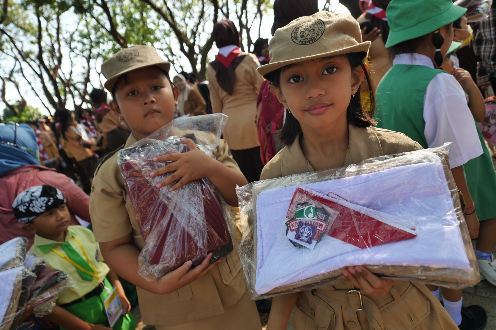 Foto 1 dari 5: Dua Anaknya Masuk SMP dan SD Sekaligus, Eni Bersyukur Dapat Seragam Gratis dan Ongkos Jahit