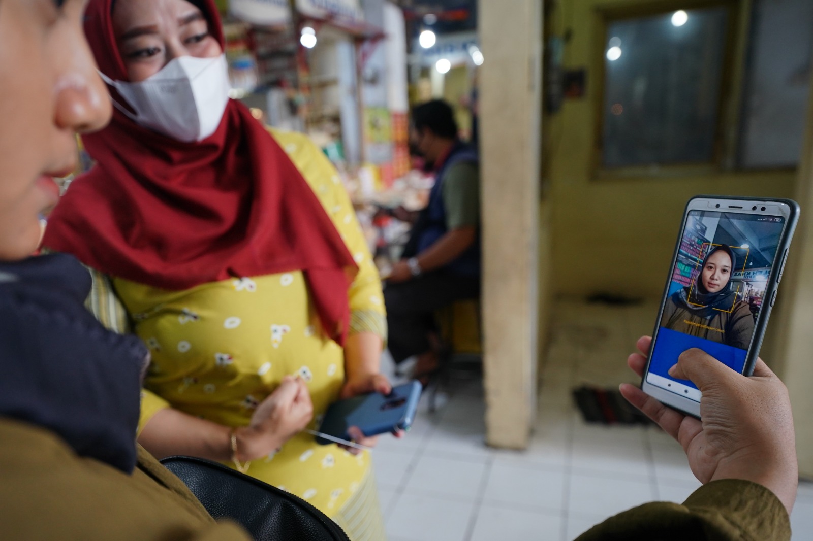 Foto 2 dari 4: Kejar Target, Dukcapil Kota Madiun Buka Layanan Instal IKD di Pasar Besar