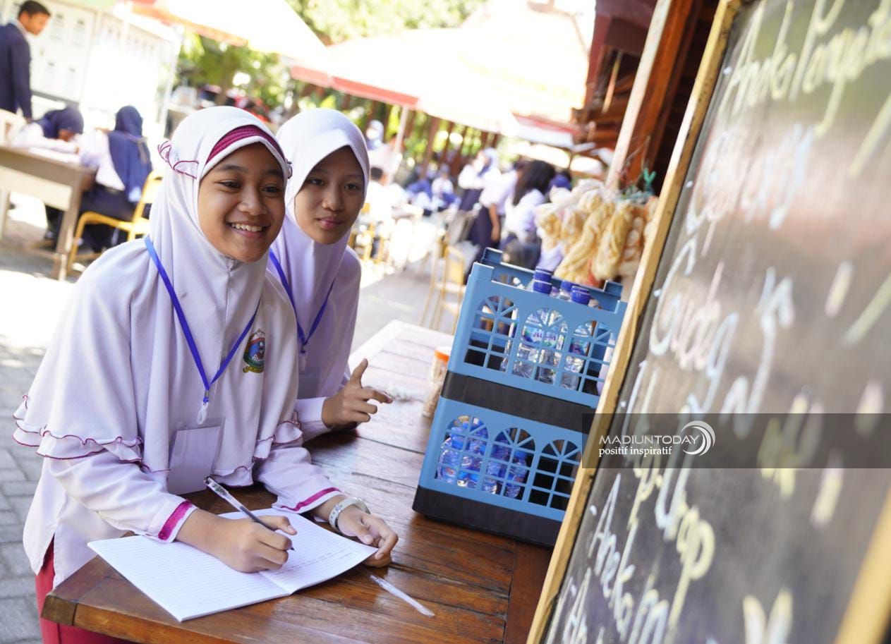 Tak Hanya Lingkungan Sekolah, MPLS SMPN 1 Juga Kenalkan Lapak UMKM Kota Pendekar