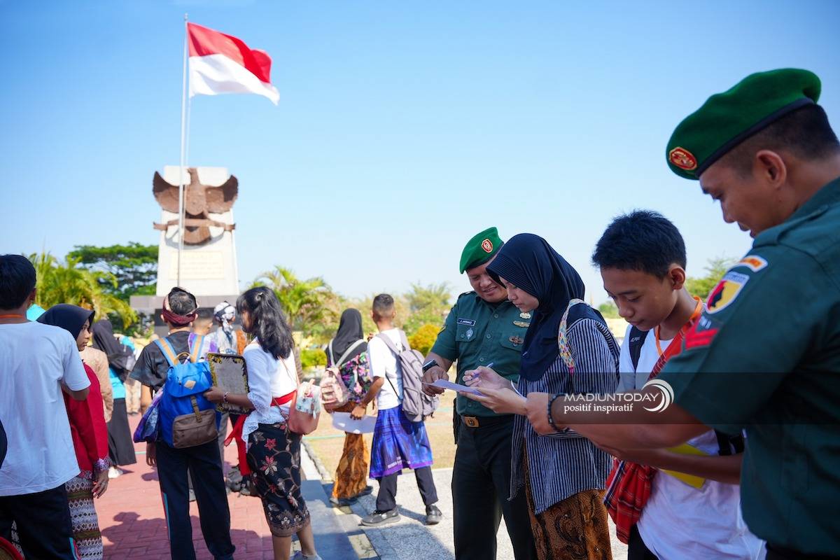 Foto 5 dari 9: Peringati HUT Sekolah, Siswa SMPN 2 Kota Madiun Napak Tilas Ke Tugu Pahlawan