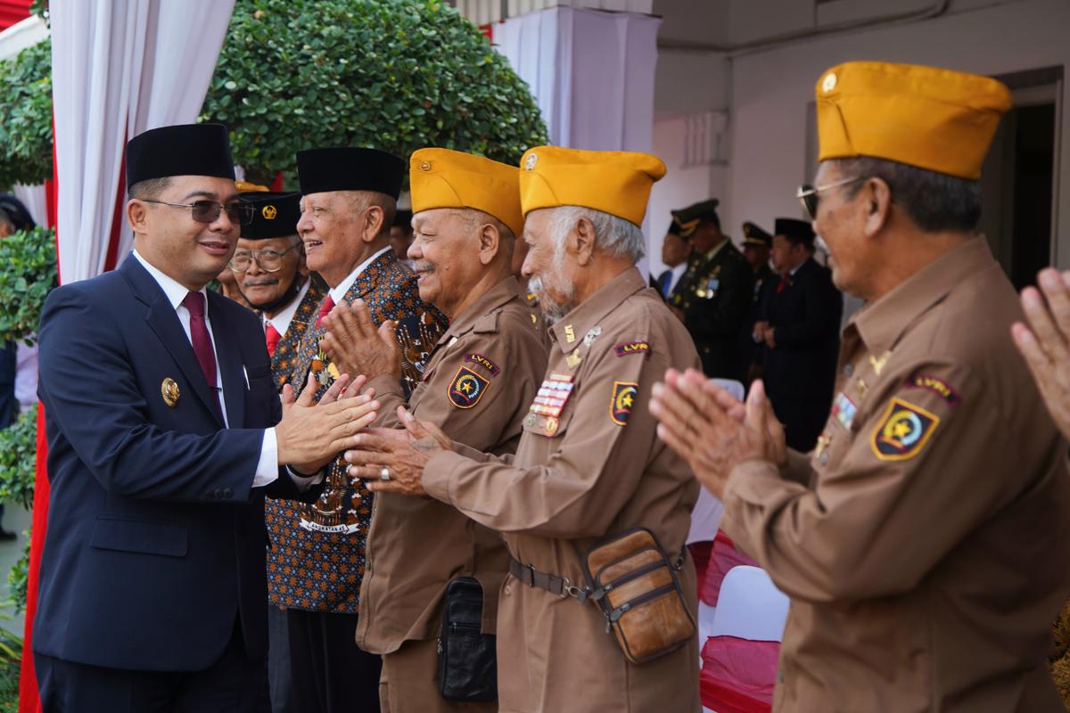 Foto 3 dari 13: Gelar Upacara Peringatan Hari Pahlawan, Pj Wali Kota Harap Jadi Penyemangat Peningkatan Pelayanan Publik Dan Pembangunan