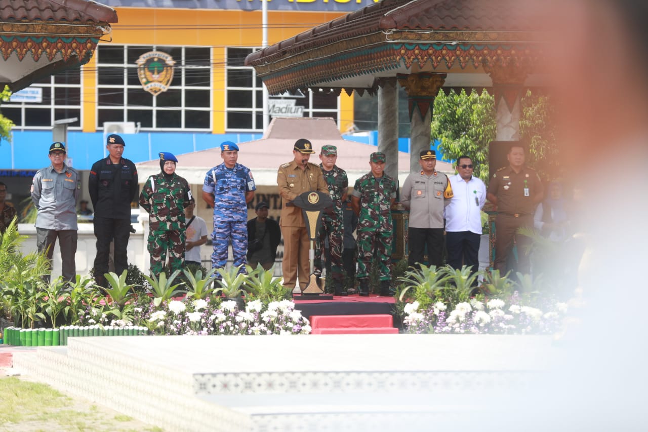 Foto 3 dari 9: Pimpin Apel Siaga Satlinmas Pengamanan Pemilu, Wali Kota: Kota Kita Sudah Ready Semua
