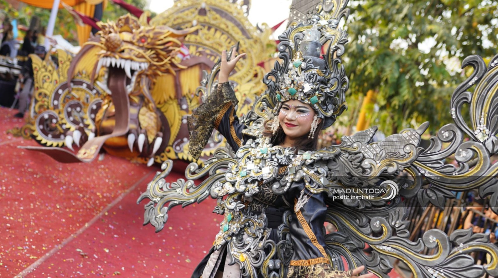 Foto utama berita: Totalitas Peserta Hadirkan Kemeriahan Madiun Carnival Harmoni Budaya Nusantara