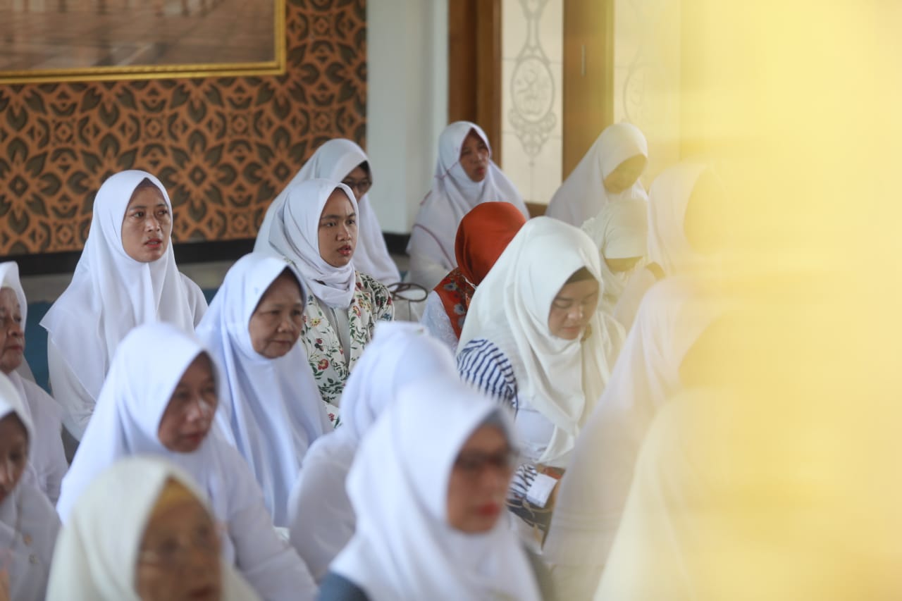 Foto 6 dari 10: Hadiri Wisuda Santri Lansia Omah Qur'an Darul Muqomah, Wali Kota : Tidak Ada Kata Terlambat Untuk Belajar