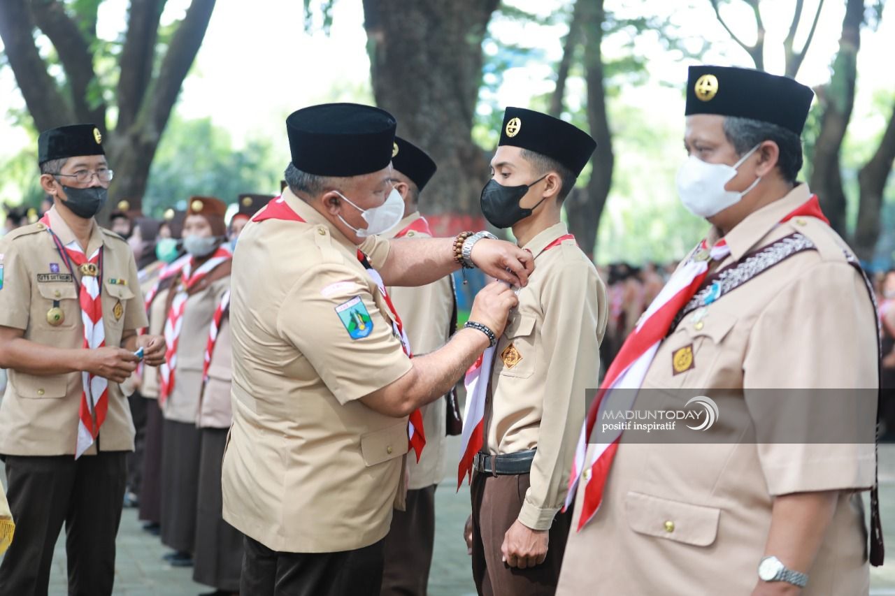 Aktif Berkontribusi Pada Gerakan Pramuka, Ratusan Anggota Raih Lencana Kehormatan