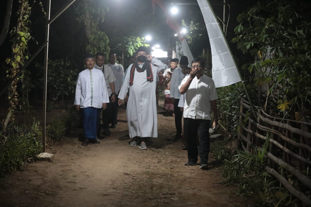 Foto 9 dari 13: Gelar Salat Isya di Masjid Al Amin Kelurahan Demangan, Wali Kota Maidi Sampaikan Pembangunan dan Salurkan Bantuan