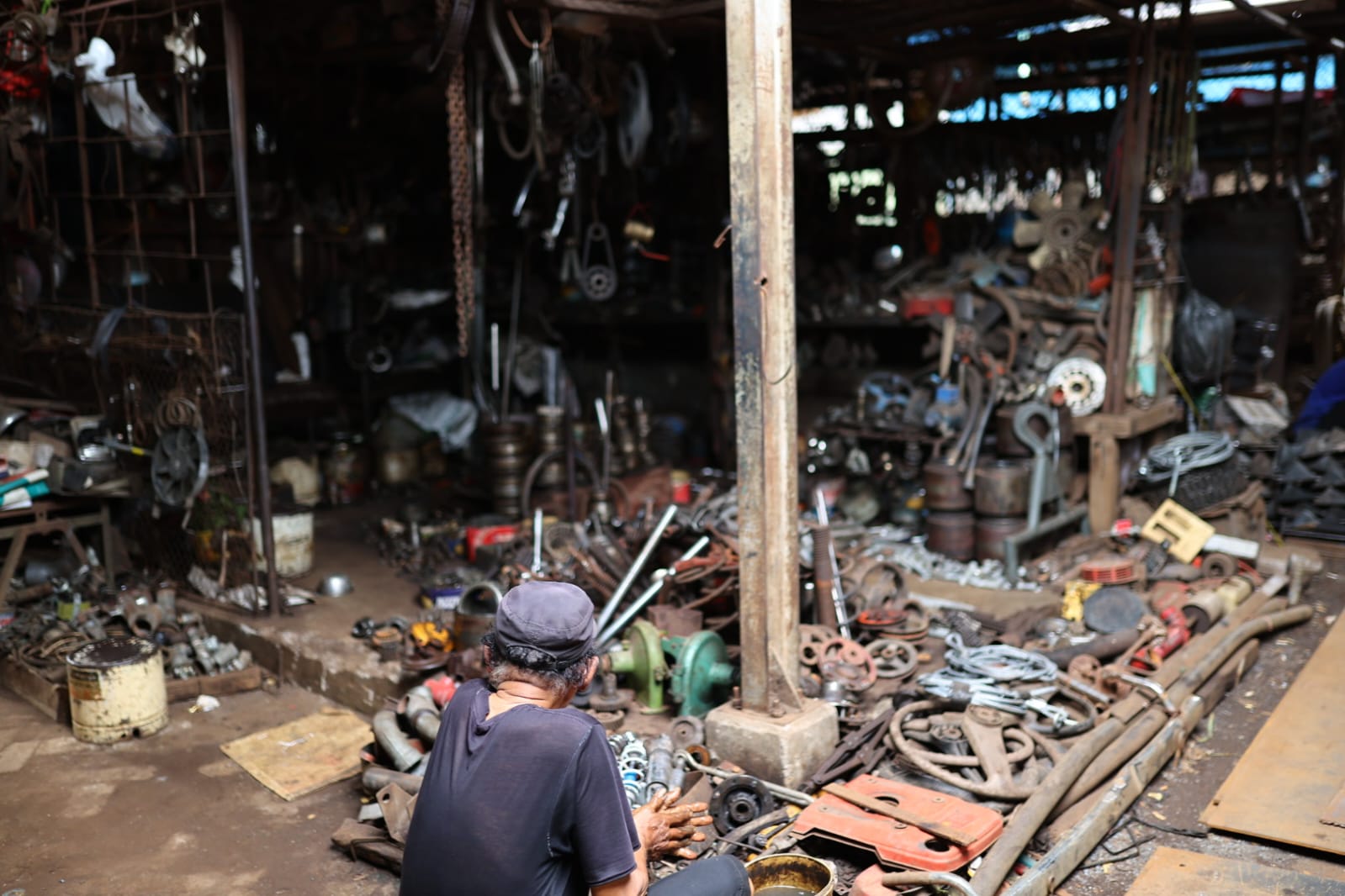 Foto 8 dari 8: Tak Hanya Tempat Jual-Beli Besi, Tetapi Juga Asyik Untuk Fotografi