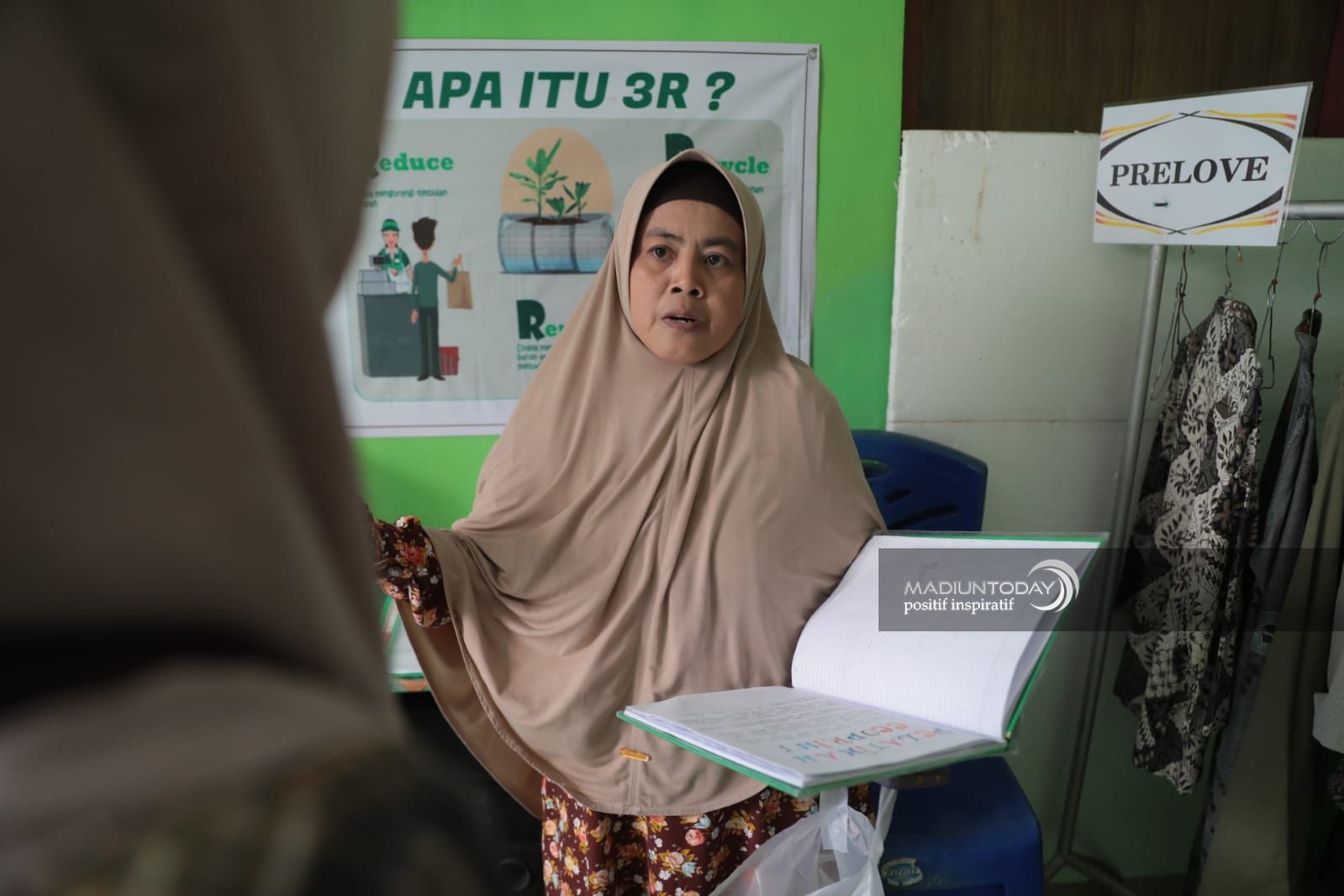 Foto 8 dari 8: Atasi Limbah Minyak Goreng, Bank Sampah Pesanggrahan Olah Jelantah Jadi Lilin Aromaterapi