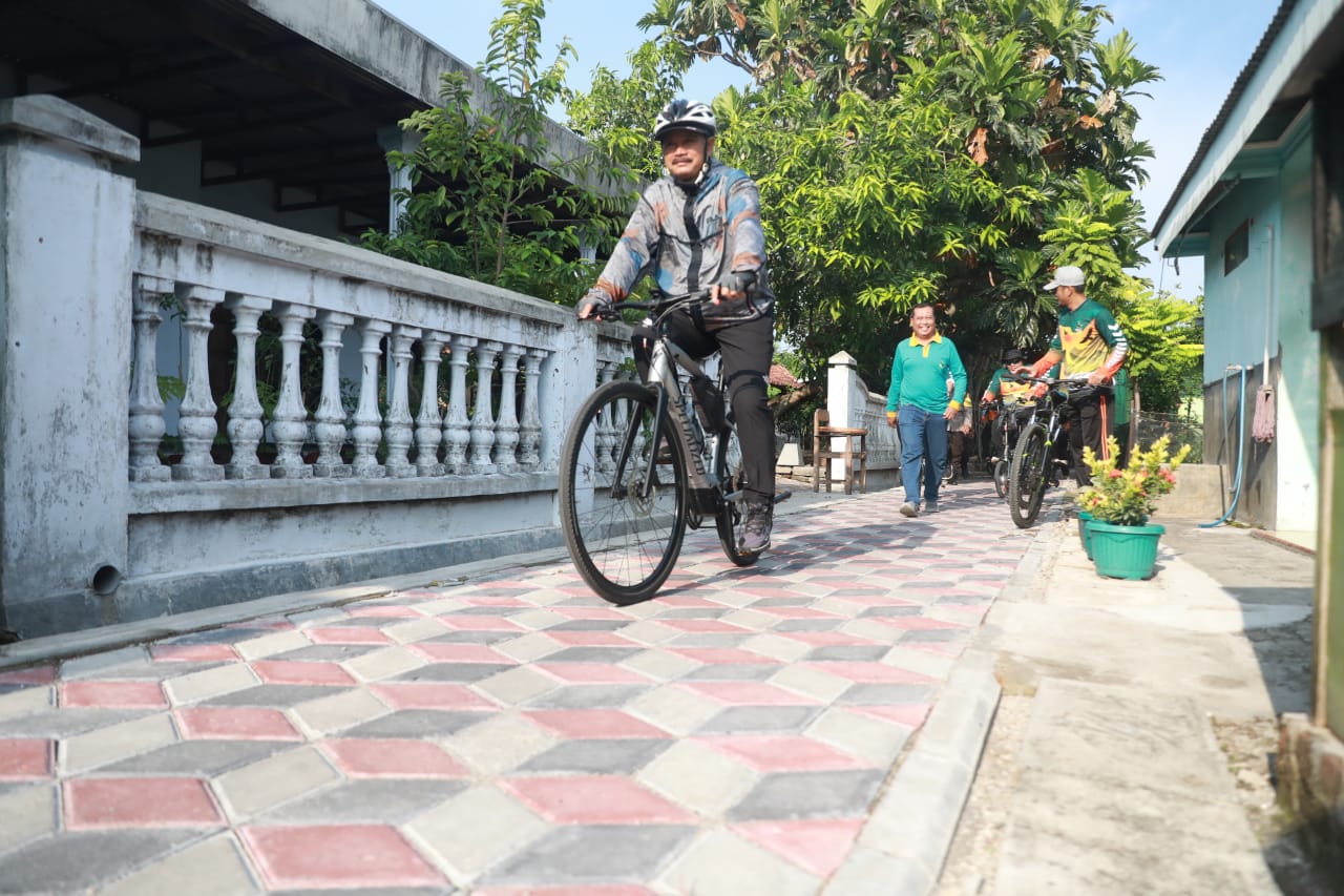 Foto 7 dari 18: Gowes Pagi, Wali Kota Cek Pavingisasi Hingga Ke Gang Kecil