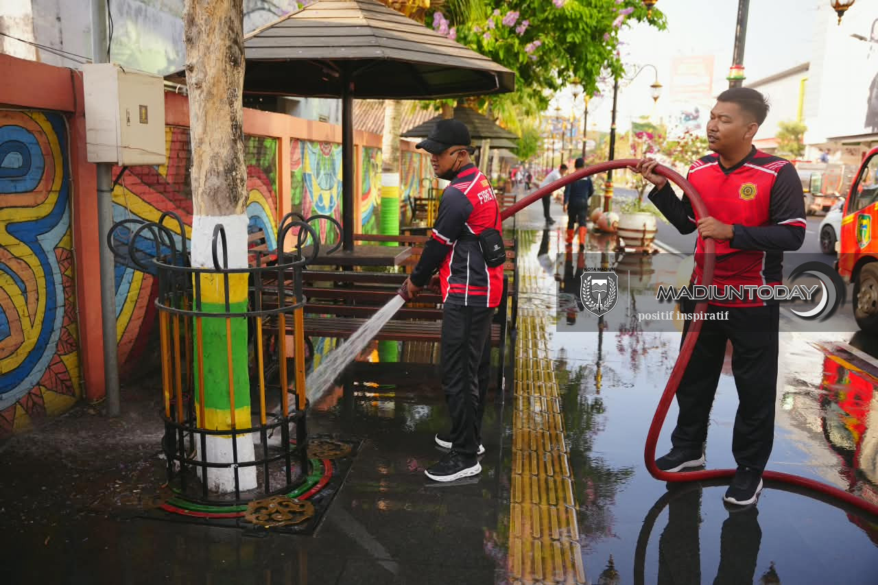 Foto 5 dari 14: Tak Sekadar Imbauan, Plt Wali Kota Turun Langsung Bersihkan Kawasan Pahlawan