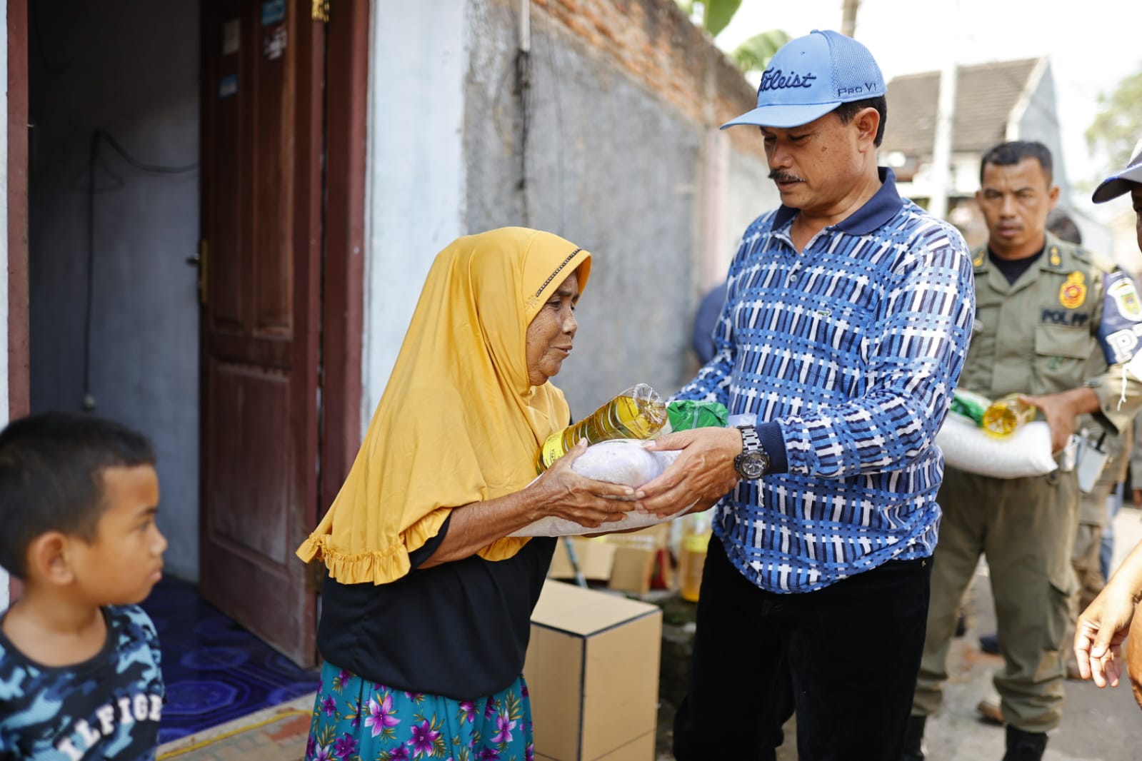 Foto 3 dari 9: Tebarkan Suka Cita, Wali Kota Salurkan Sembako Untuk Warga Kampung Baru Demangan