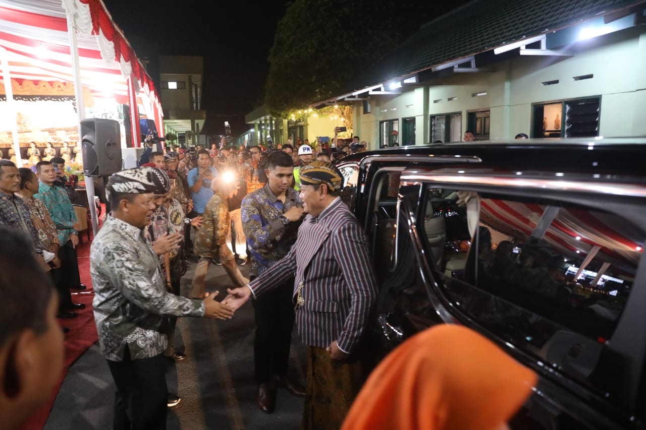 Foto 6 dari 11: Saksikan Pagelaran Wayang Kulit di Korem, Panglima: Kalau ke Kota Madiun dulu itu Nglencer