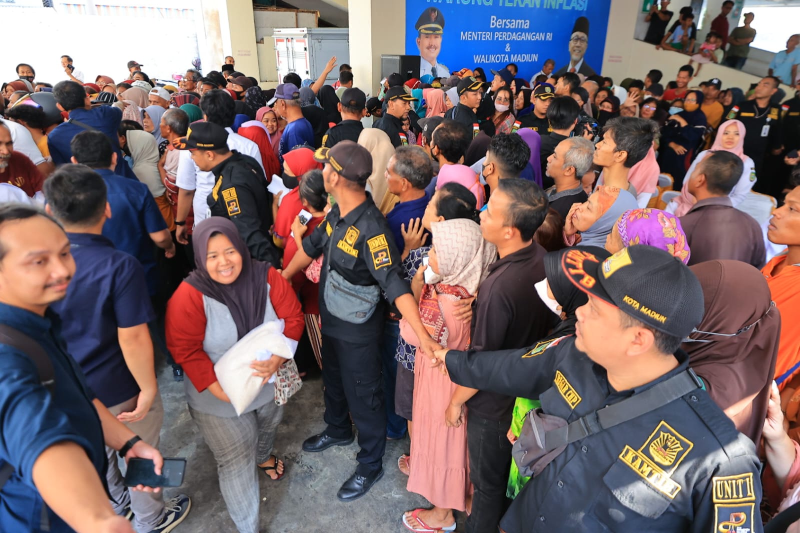 Foto 5 dari 6: Tinjau Program Sembako Murah di PBM, Mendag Gratiskan 500 Paket Beras 5 Kilogram