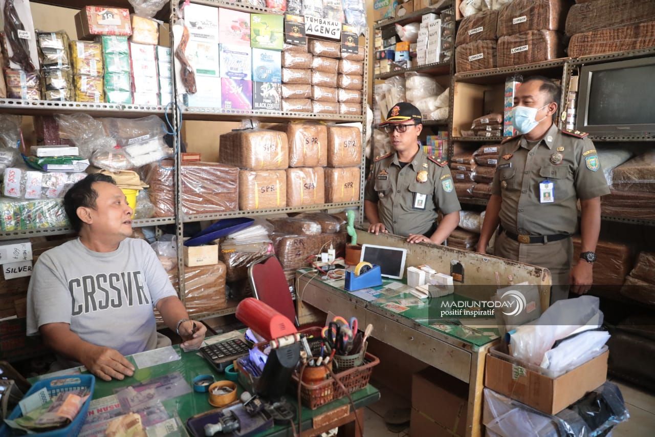 Foto 2 dari 13: Berantas Peredaran Rokok Ilegal, Satpol PP-Bea Cukai dan Tim Gabungan Gelar Razia