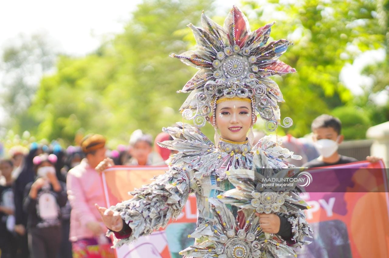 Foto 1 dari 8: Dari Barang Bekas Jadi Kostum Berkelas