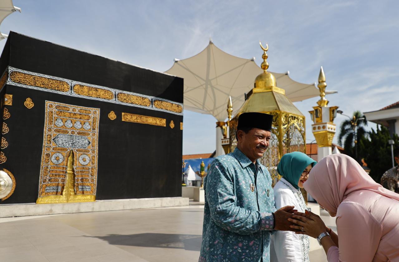Foto 2 dari 9: Gelar Halal Bihalal Di Depan Replika Ka’bah, Wali Kota : PRC Terbuka Untuk Kegiatan Masyarakat