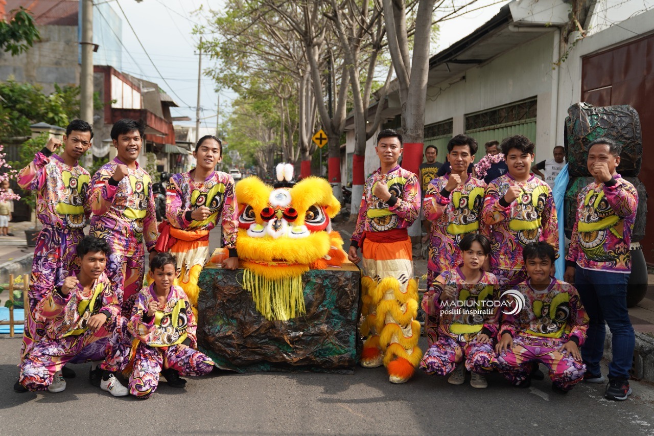 Foto 1 dari 8: Jadi Perwakilan Jatim, Xia Dragon and Lion Dance Madiun Siap Unjuk Gigi di Kejurnas FOBI 2022