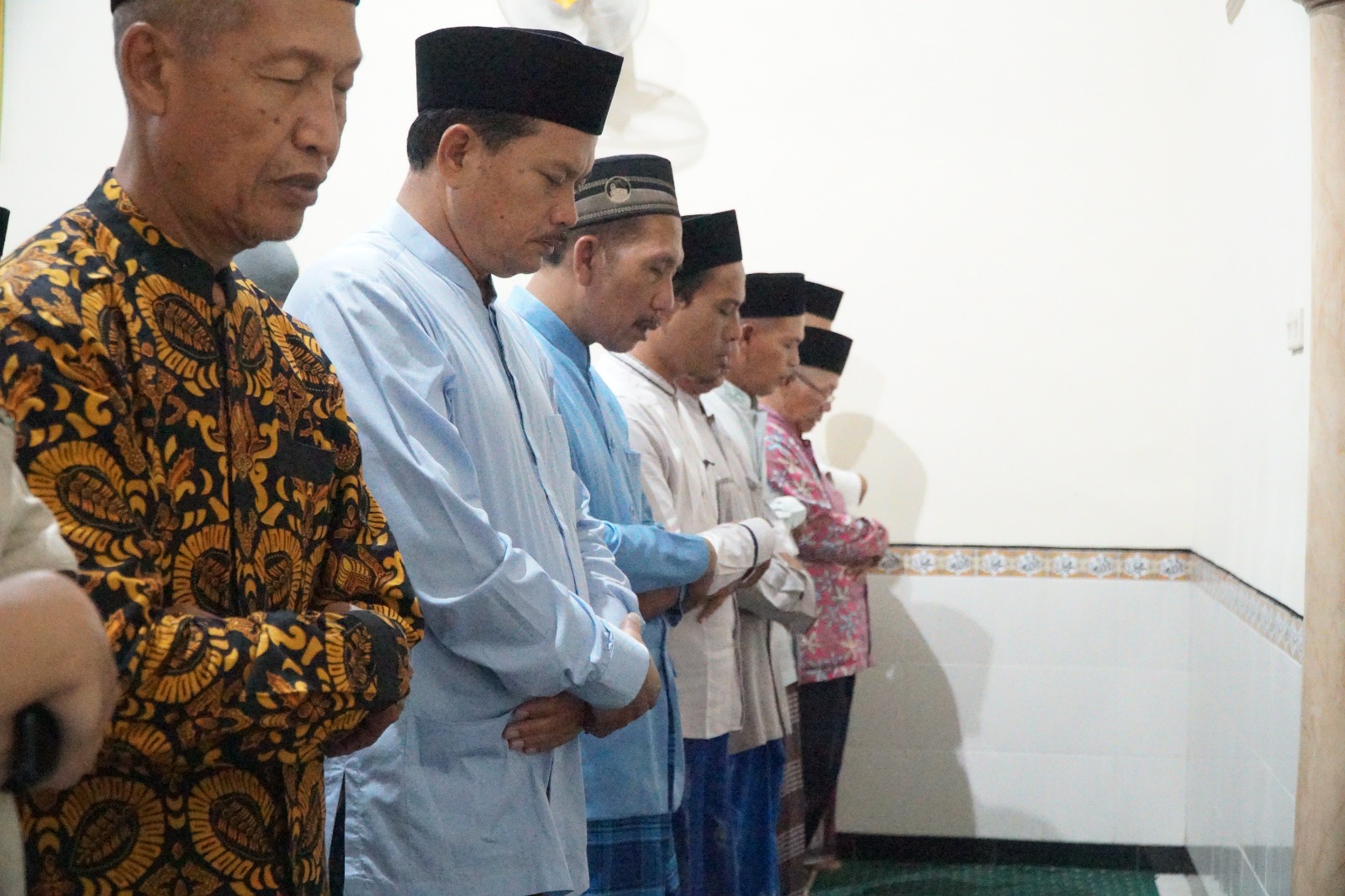 Foto 9 dari 10: Hadiri Shalat Isya Berjamaah Dengan Warga, Wali Kota Tanamkan Cinta Al Qur’an Pada Anak Sejak Dini