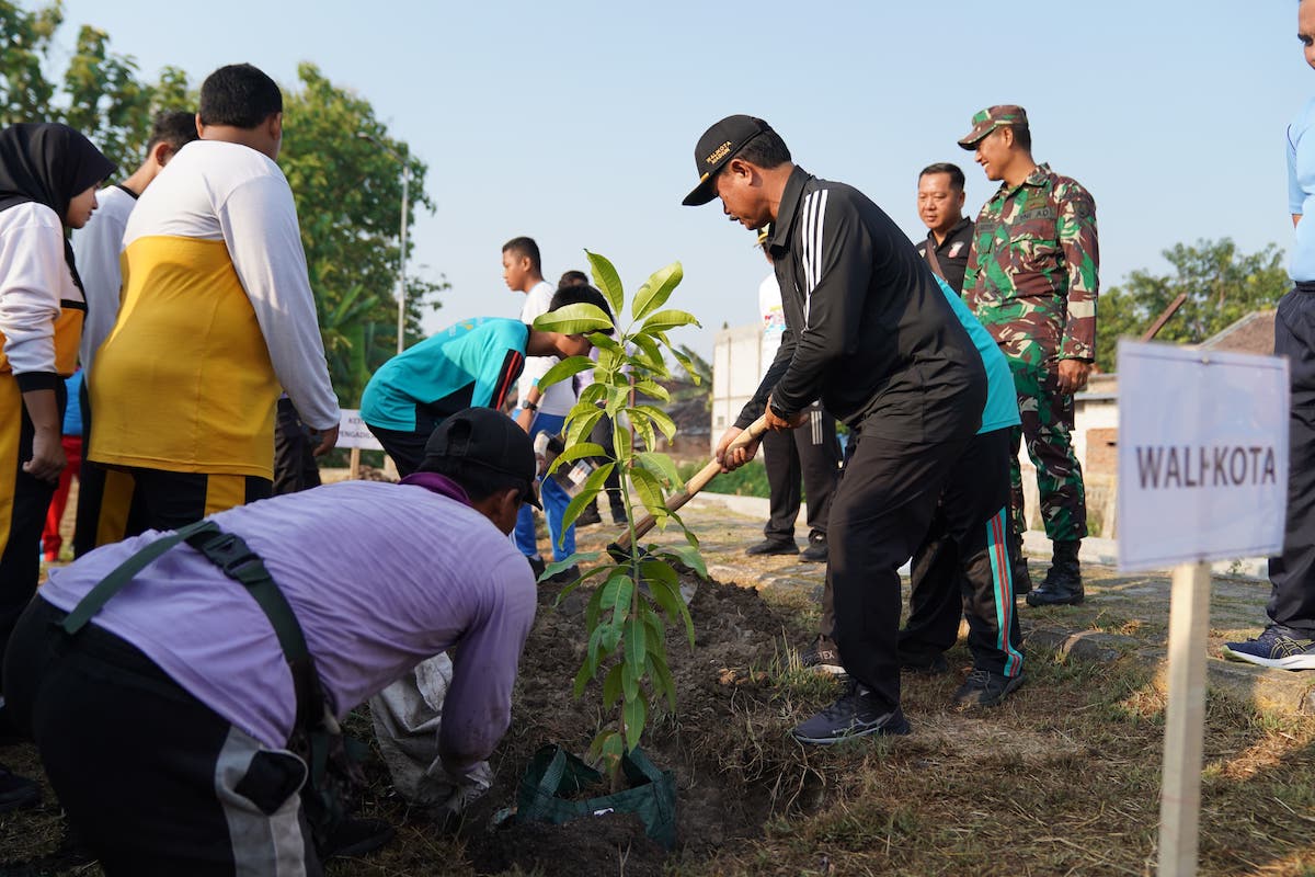 Foto 5 dari 9: Aksi Nyata GNRM, Wali Kota Pimpin Pencanangan Program 1 Siswa 1 Pohon