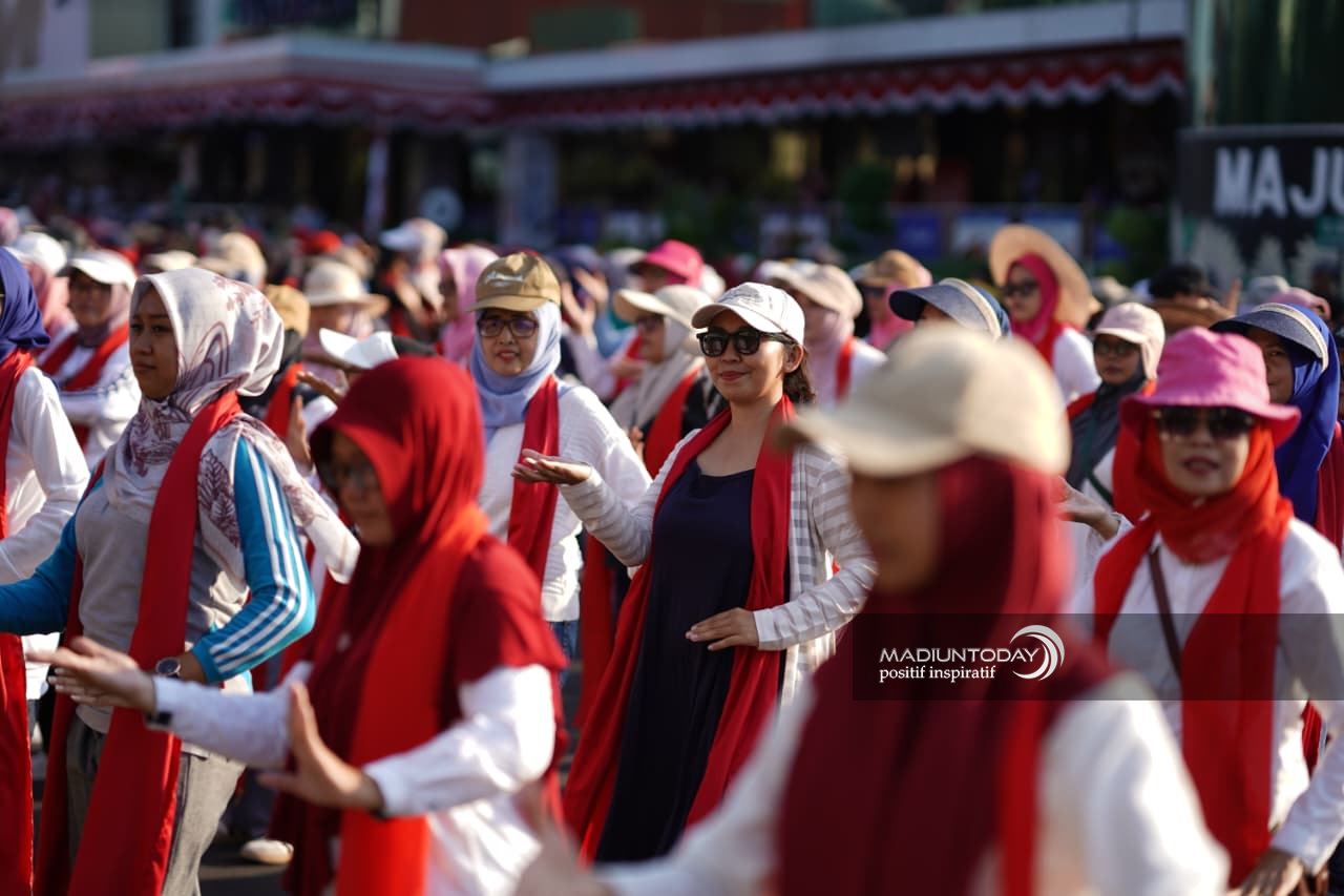 Foto 8 dari 12: Madiun Menari Milik Warga Kota, Plt Wali Kota Ajak Masyarakat Saksikan dan Menari Bersama