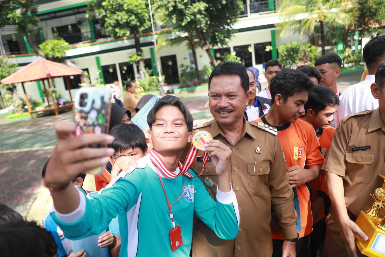Serahkan Medali Kejurkot Petanque 2023, Wali Kota Harap Prestasi Atlet Kota Madiun Terus Meningkat