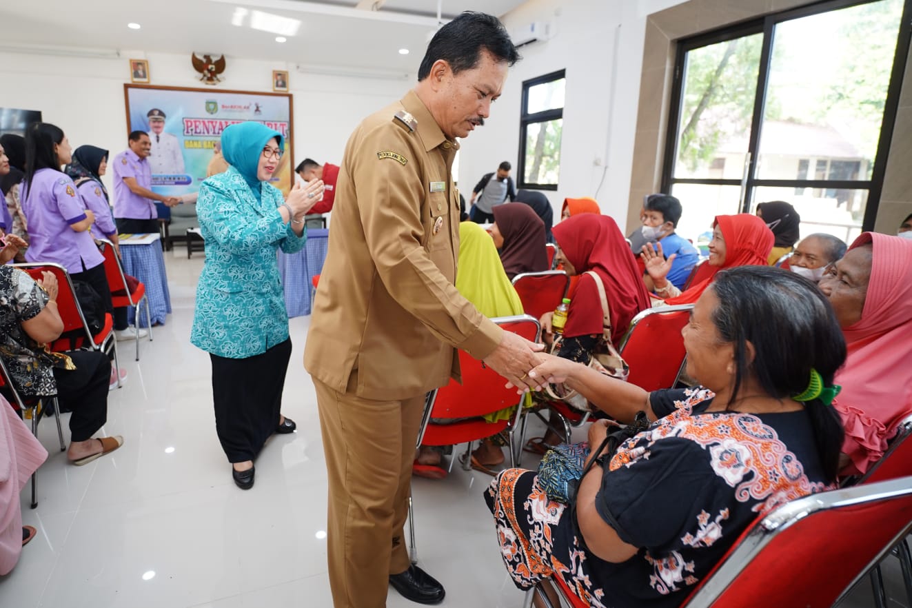 Foto 9 dari 10: Salurkan Bantuan DBHCHT, Wali Kota Harap Bermanfaat Bagi Penerima