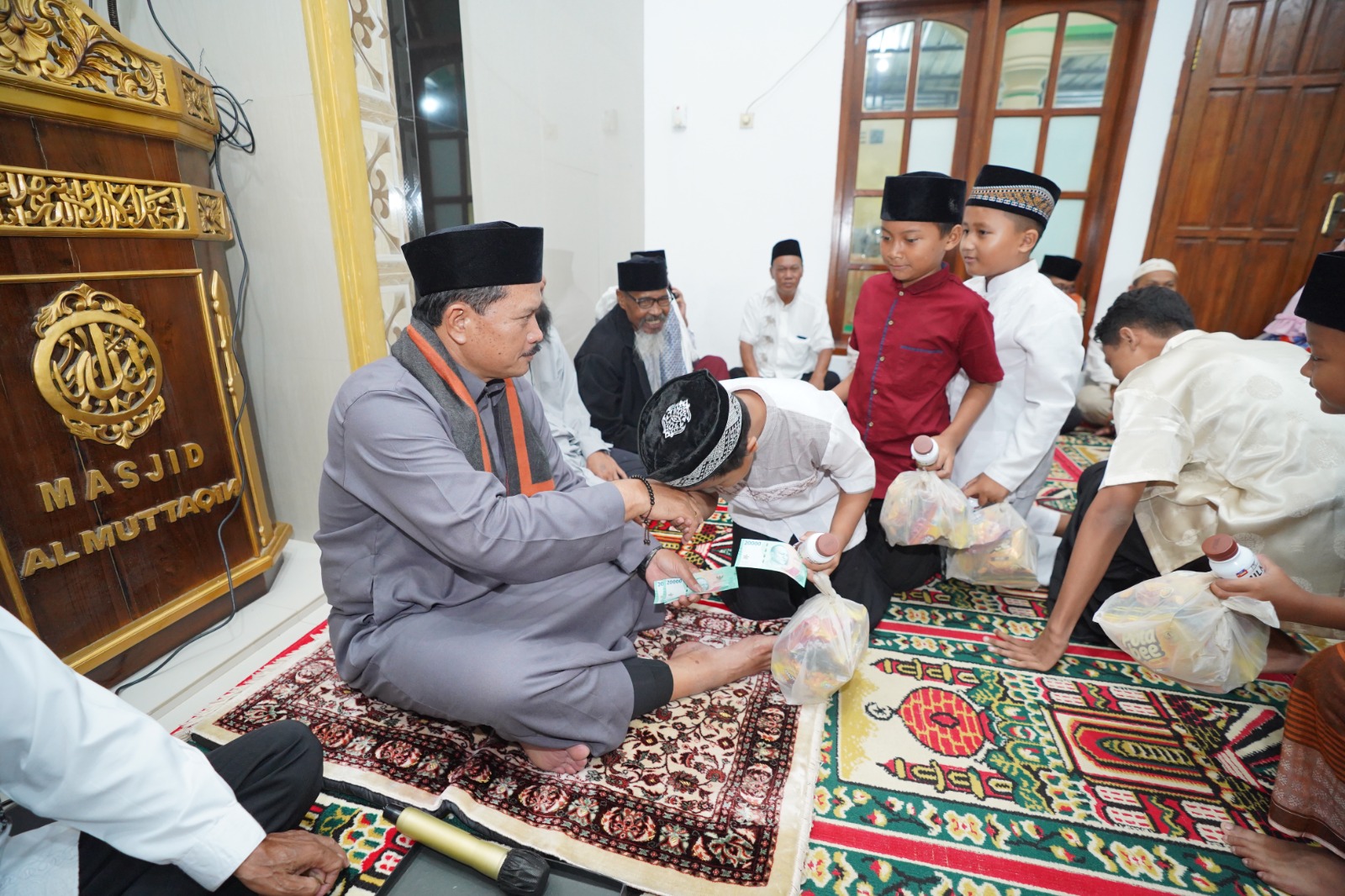 Foto 10 dari 10: Salat Isya di Masjid Al Muttaqin, Wali Kota Juga Salurkan Berbagai Bantuan