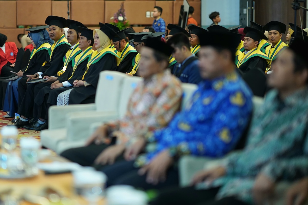 Foto 5 dari 9: Hadiri Wisuda UMMAD Madiun, Wali Kota Harap Ilmu yang Didapat Bermanfaat