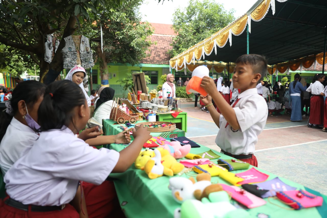Foto 7 dari 9: Bak Peragawati, Belasan Siswa Peragakan Busana Berbahan Dasar Barang Bekas