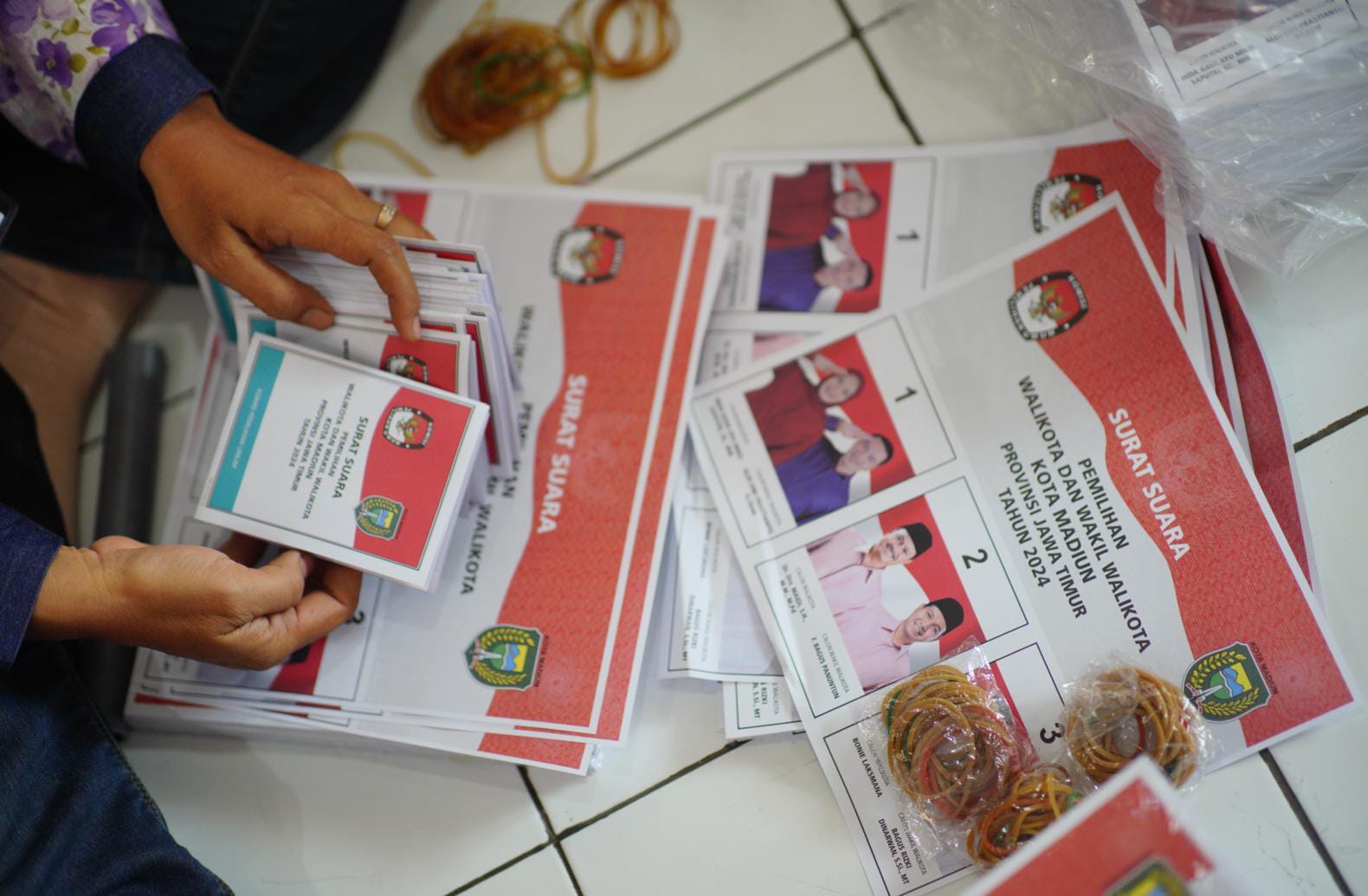 Foto 3 dari 4: Temukan Surat Suara Rusak, KPU Kota Madiun Ajukan Penggantian Ke Penyedia