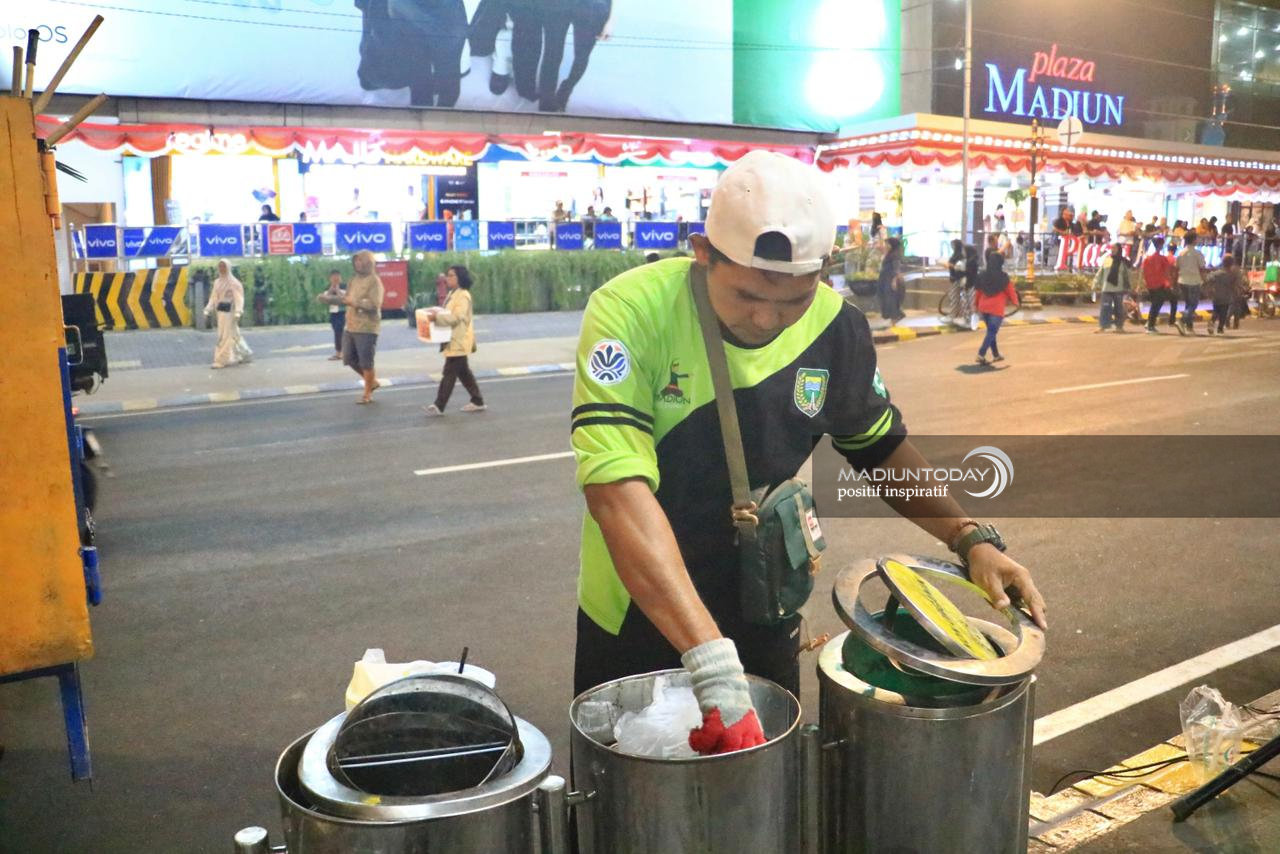 Foto 5 dari 15: Euforia Madiun Menari Berakhir, Petugas Kebersihan Pastikan Jalan Pahlawan Kembali Bersih